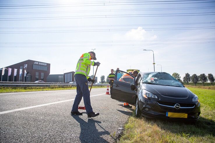 Auto slaat over de kop op A50 bij Hattemerbroek