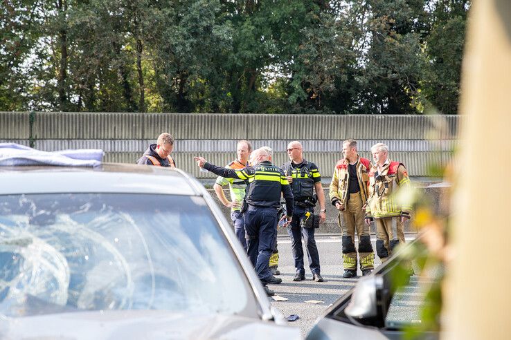 In beeld: Ravage op A28 bij Staphorst na ongeval met caravan, twee gewonden