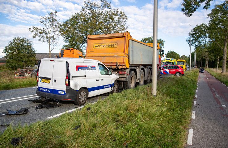 De bestelauto botste achterop een vrachtwagen op de Zwolseweg.