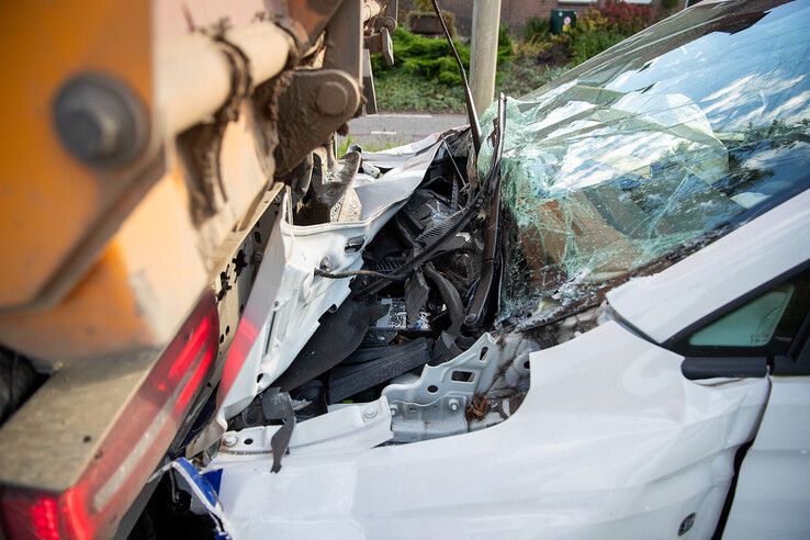 Bestelauto botst achterop vrachtwagen in ’s-Heerenbroek