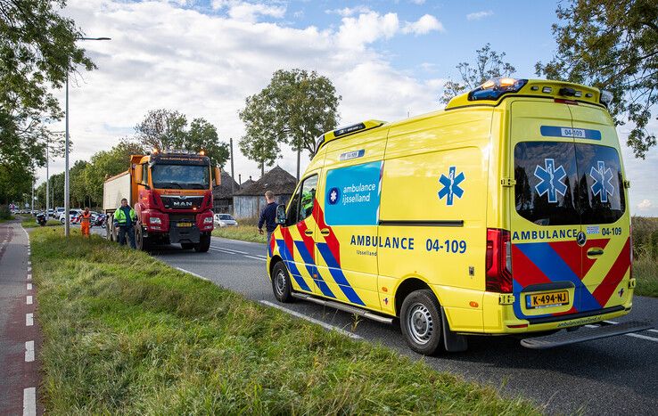 Bestelauto botst achterop vrachtwagen in ’s-Heerenbroek