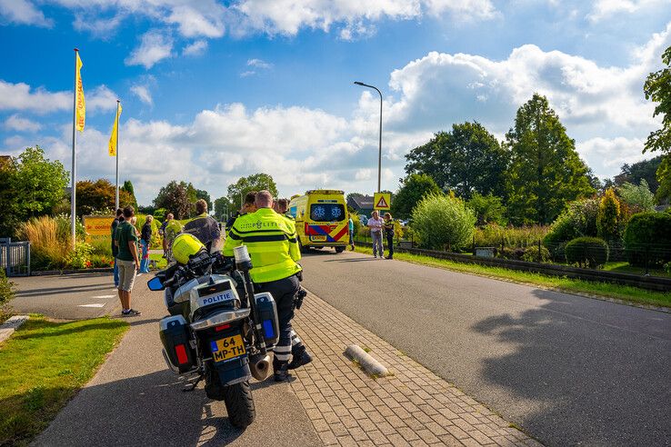 Ambulance bij fietsongeval op de Koekoeksweg in IJsselmuiden.
