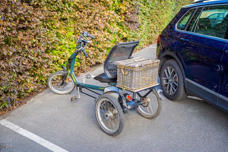 Auto botst op fietser bij tuincentrum in IJsselmuiden