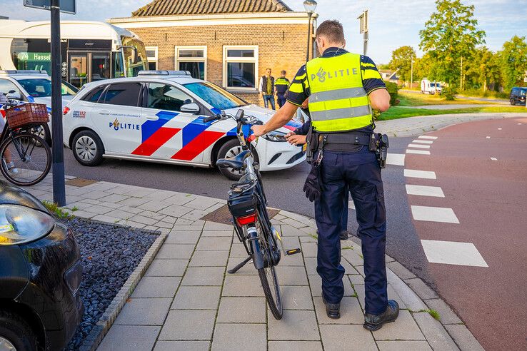Fietser met spoed naar ziekenhuis na aanrijding in IJsselmuiden