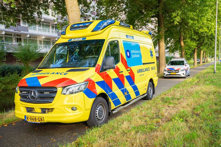 Ambulance bij fietsongeval in Kampen.
