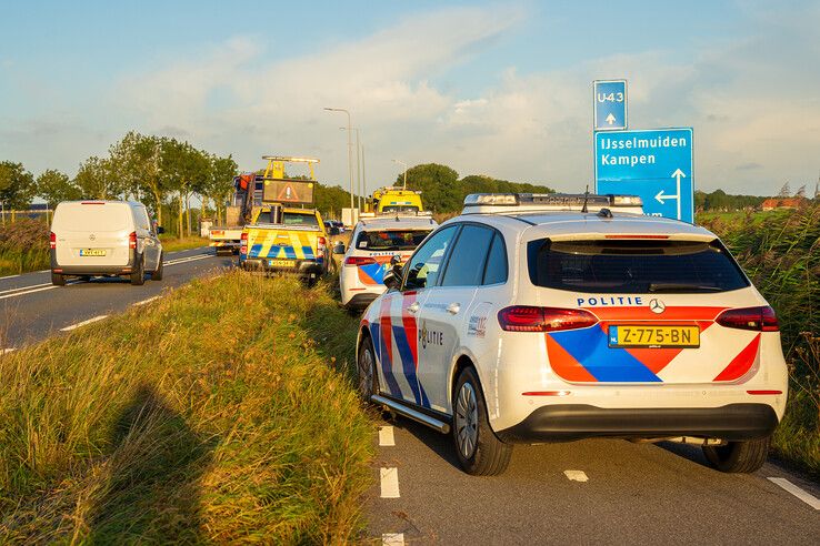 Auto belandt in sloot tussen Zwolle en Kampen, bestuurder met spoed naar ziekenhuis