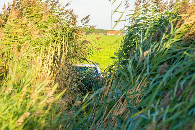 Auto belandt in sloot tussen Zwolle en Kampen, bestuurder met spoed naar ziekenhuis