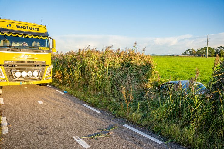 Auto belandt in sloot tussen Zwolle en Kampen, bestuurder met spoed naar ziekenhuis