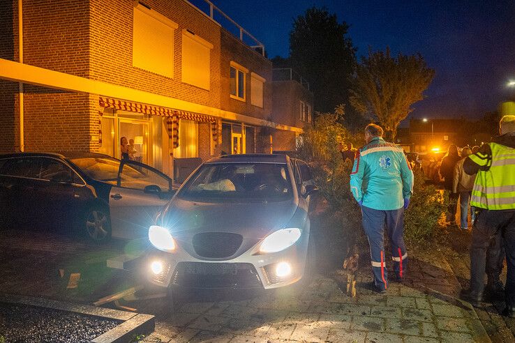 Ravage in Kampen: auto knalt tegen boom en belandt in voortuin woning