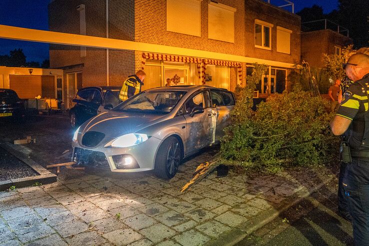 Ravage in Kampen: auto knalt tegen boom en belandt in voortuin woning