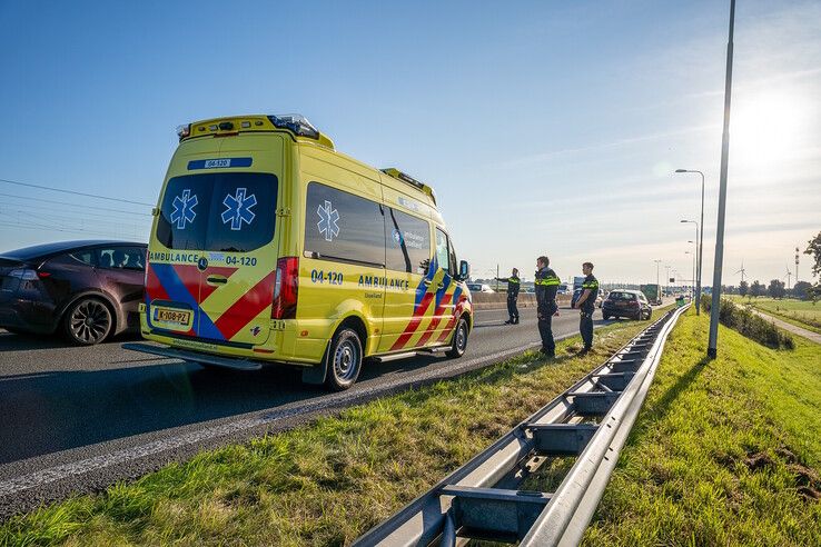 Hulpdiensten bij kop-staartbotsing op de N50 bij Zalk,