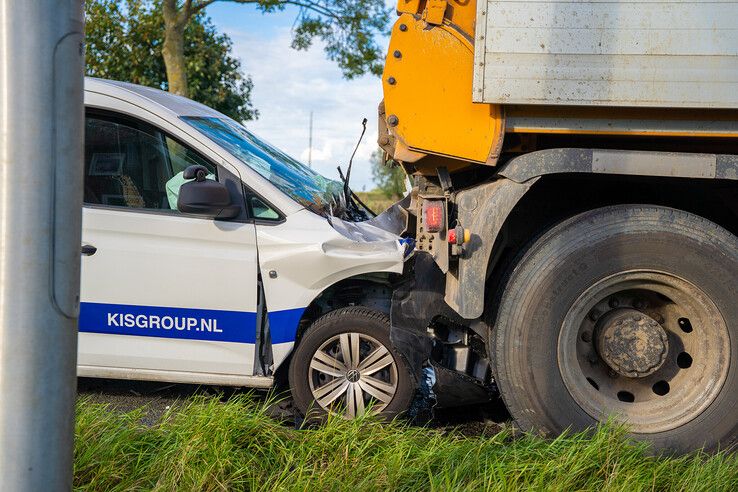 Bestelauto botst achterop vrachtwagen in ’s-Heerenbroek