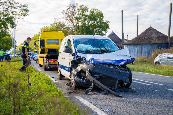 Bestelauto botst achterop vrachtwagen in ’s-Heerenbroek