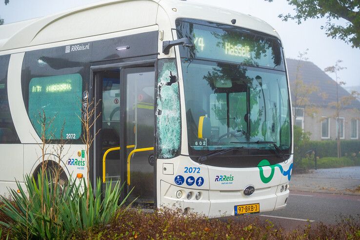 Streekbus botst op bestelbus in IJsselmuiden, niemand gewond
