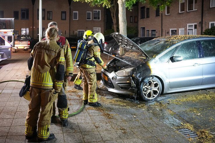 Brandweer blust auto op de Ulgerkamp in Zwolle.