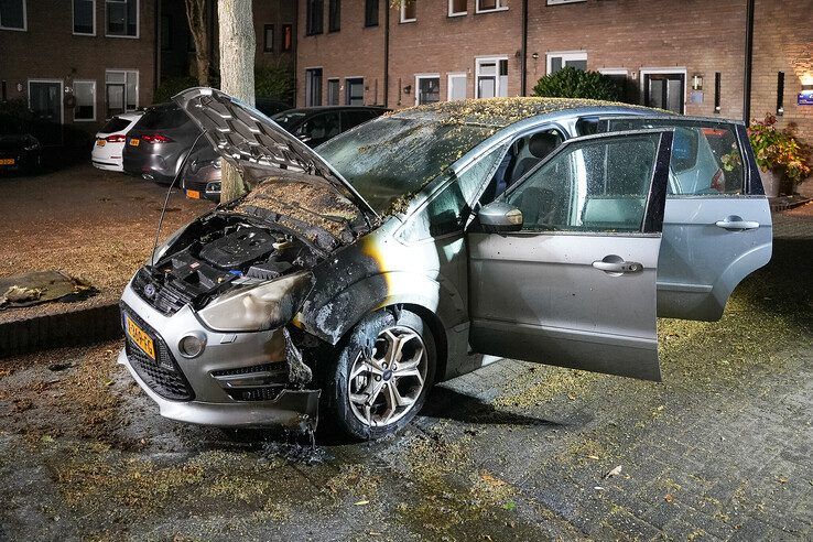 Autobrand in Zwolle, politie vermoedt brandstichting