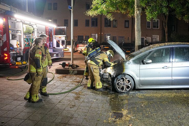 Autobrand in Zwolle, politie vermoedt brandstichting
