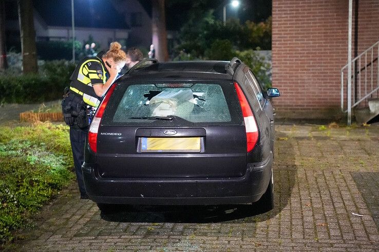 Onderzoek bij de beschoten auto in Heino.