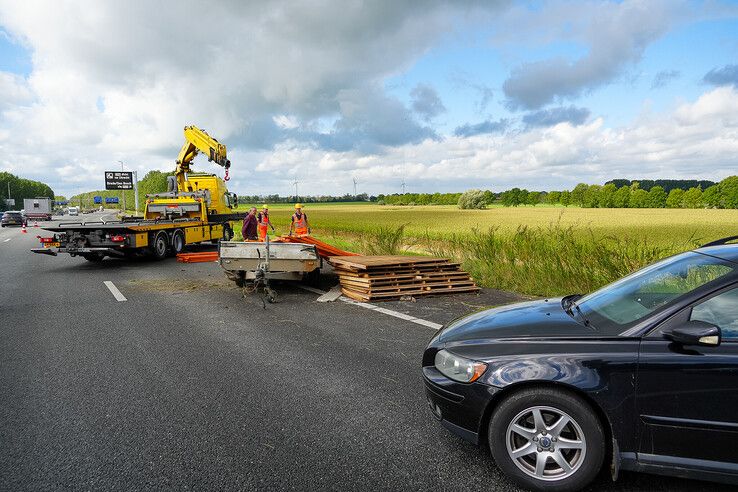 De geschaarde auto met aanhanger op A28 bij Hattem.