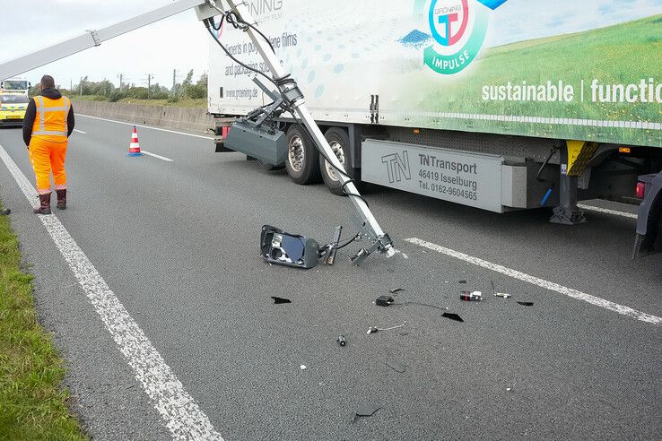 Harde wind legt flitspaal langs N50 plat, bouwmaterialen waaien van woning in Zwolle