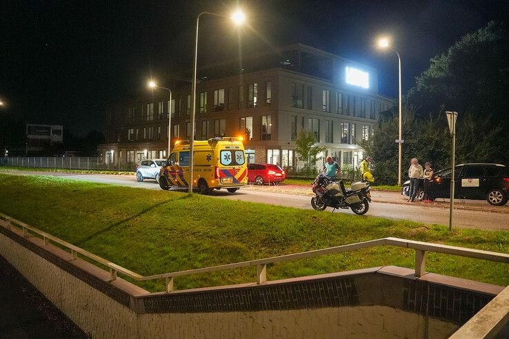 Hulpdiensten bij aanrijding op de kruising in Zwolle.