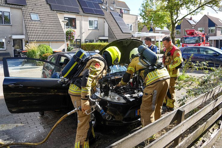 Brandweer blust beginnende autobrand aan Van Raasfeldmarke.