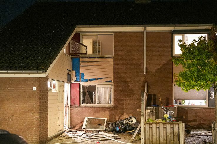 Ravage na explosie bij woningen op Oelerbeek in Zwolle.