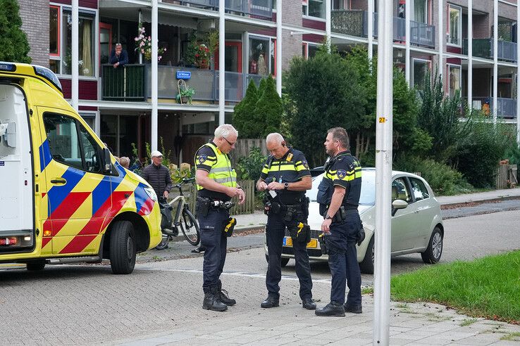 Politie en ambulance op de Van Nispensingel in Zwolle.