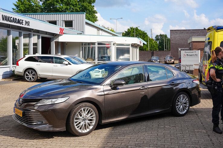 Wielrenner met spoed naar ziekenhuis na botsing in Zwolle