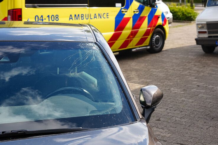 Wielrenner met spoed naar ziekenhuis na botsing in Zwolle