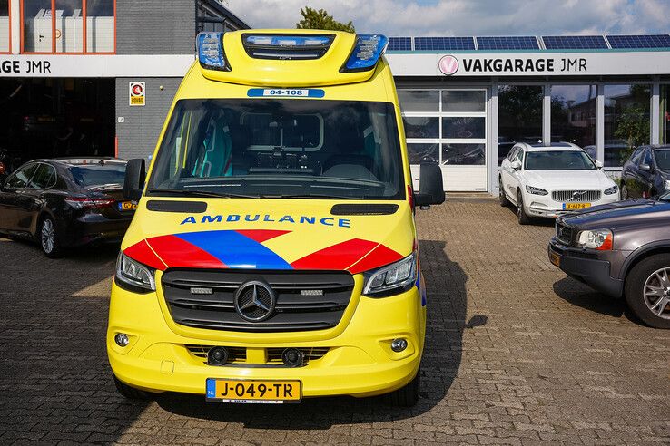 Wielrenner met spoed naar ziekenhuis na botsing in Zwolle