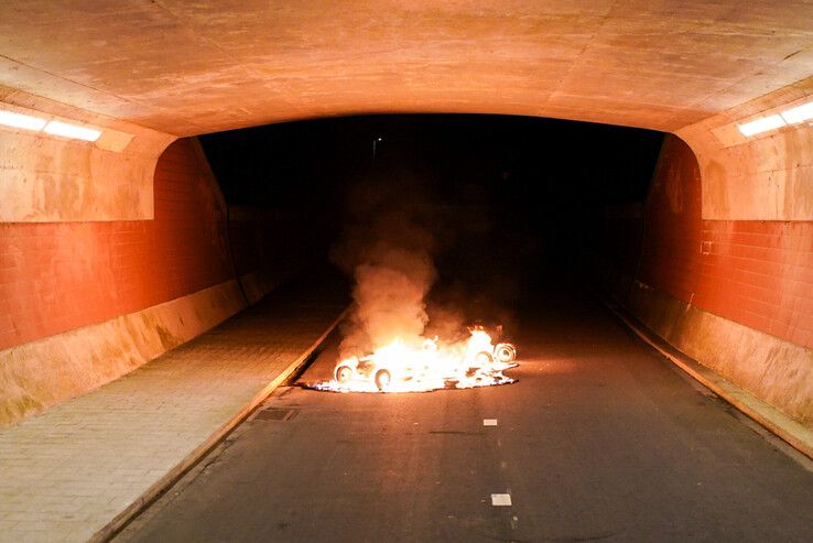 Wegdek beschadigd door brand in fietstunnel in Zwolle