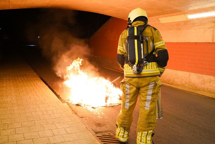 Brandweer blust brand in fietstunnel in Zwolle.