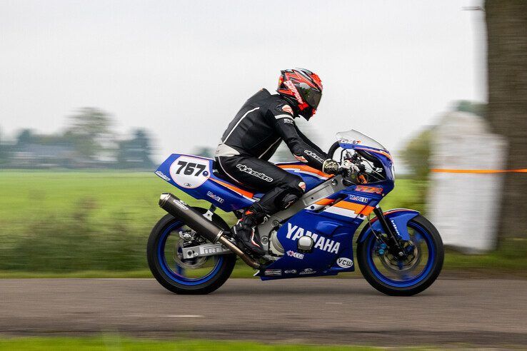 In beeld: Klassieke motoren scheuren weer door Oosterwolde