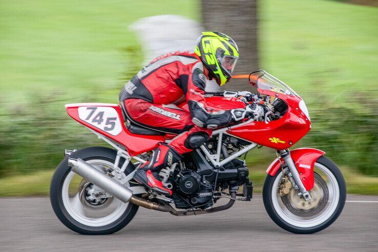 In beeld: Klassieke motoren scheuren weer door Oosterwolde