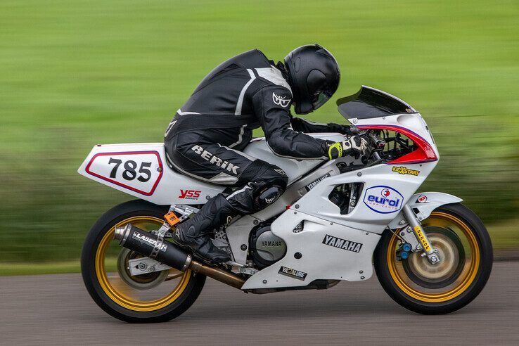 In beeld: Klassieke motoren scheuren weer door Oosterwolde