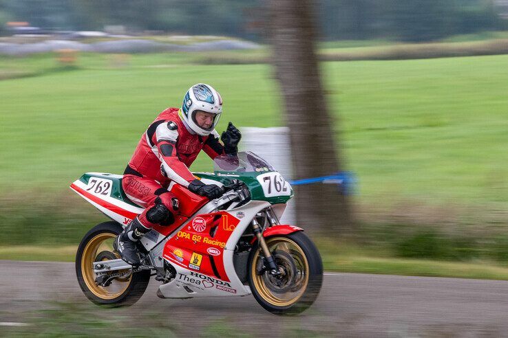 In beeld: Klassieke motoren scheuren weer door Oosterwolde