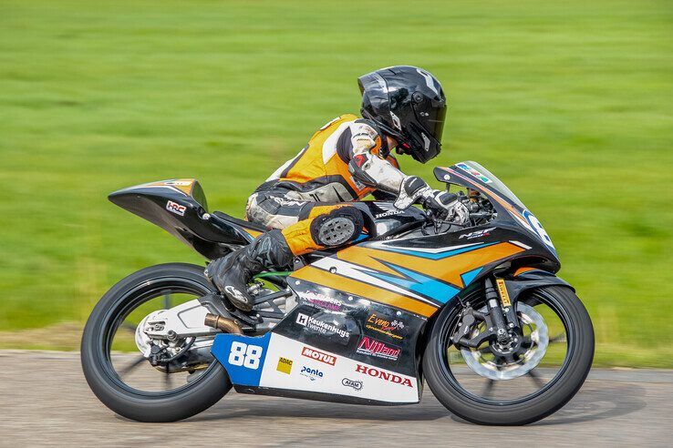 In beeld: Klassieke motoren scheuren weer door Oosterwolde