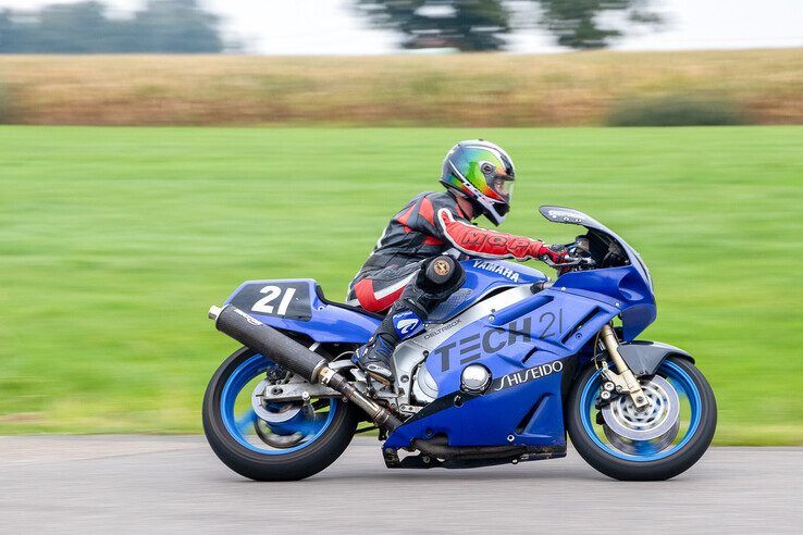 In beeld: Klassieke motoren scheuren weer door Oosterwolde