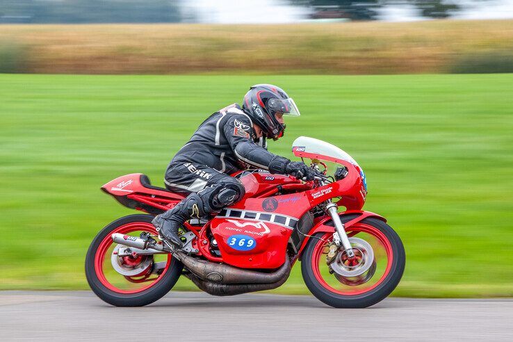 In beeld: Klassieke motoren scheuren weer door Oosterwolde