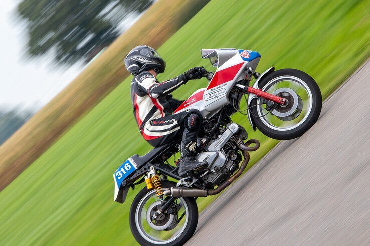 In beeld: Klassieke motoren scheuren weer door Oosterwolde