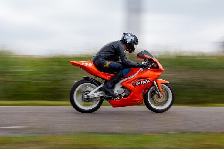 In beeld: Klassieke motoren scheuren weer door Oosterwolde