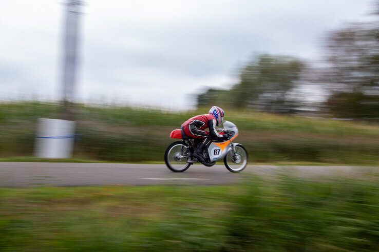 In beeld: Klassieke motoren scheuren weer door Oosterwolde