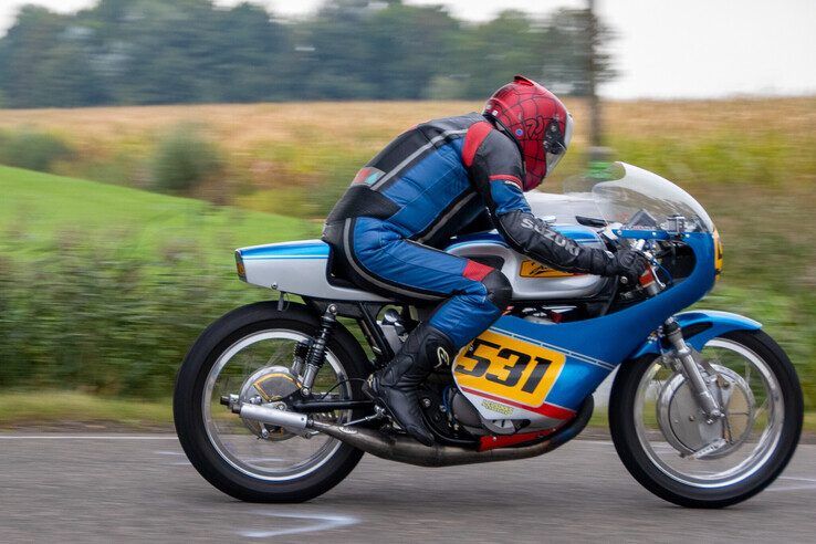 In beeld: Klassieke motoren scheuren weer door Oosterwolde