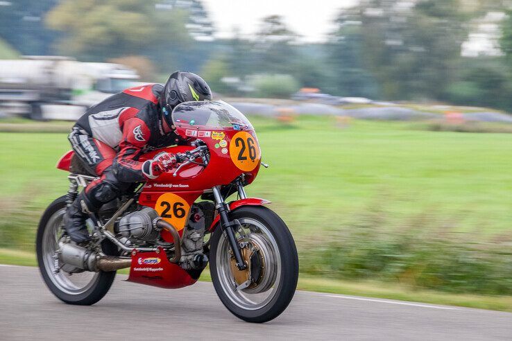 In beeld: Klassieke motoren scheuren weer door Oosterwolde