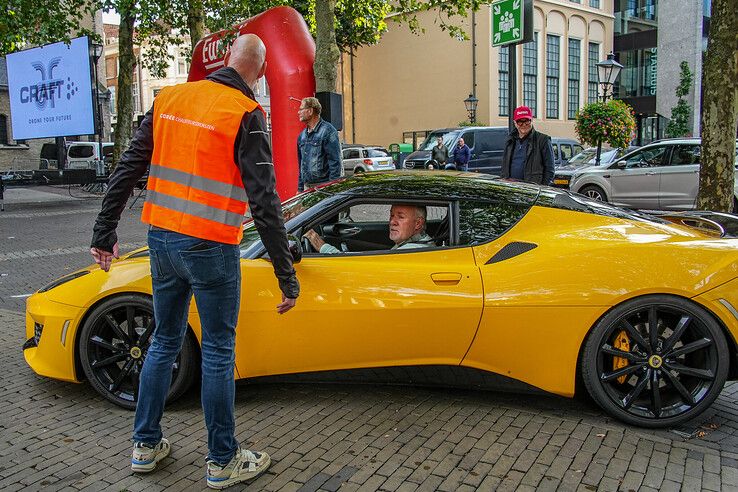 In beeld: Glimmende bolides en blije gezichten bij Blauwvingerrally in Zwolle