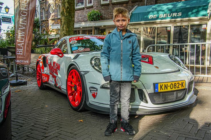 In beeld: Glimmende bolides en blije gezichten bij Blauwvingerrally in Zwolle