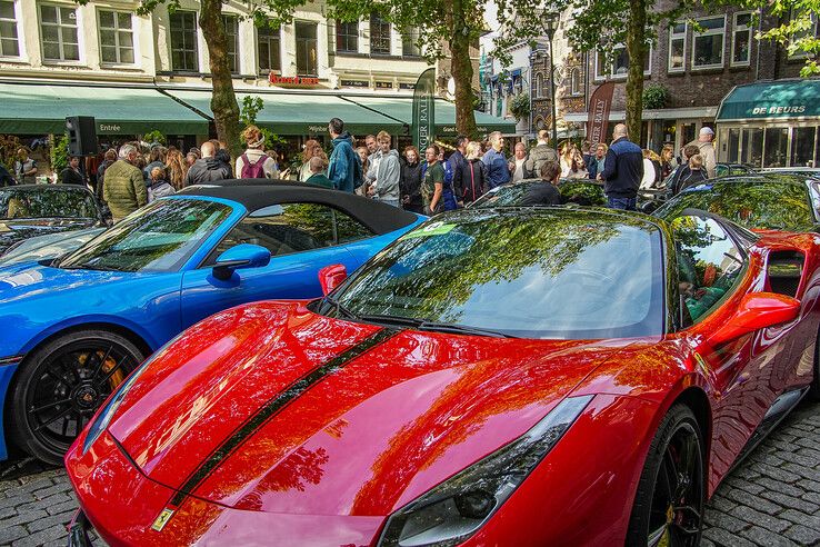 In beeld: Glimmende bolides en blije gezichten bij Blauwvingerrally in Zwolle
