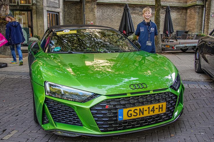 In beeld: Glimmende bolides en blije gezichten bij Blauwvingerrally in Zwolle