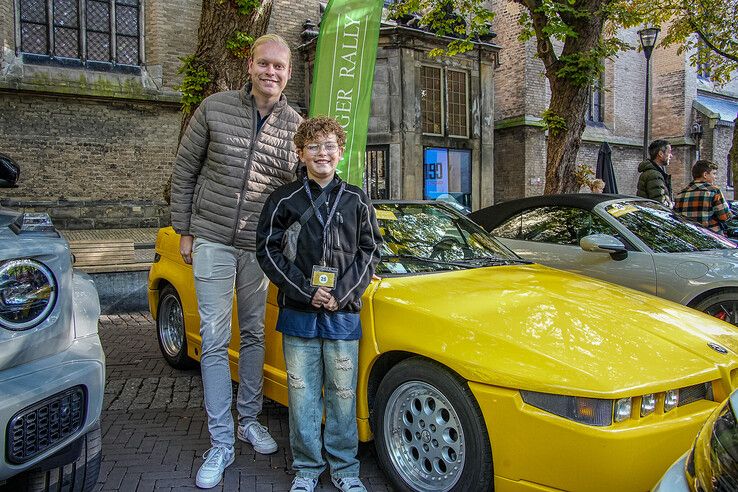 In beeld: Glimmende bolides en blije gezichten bij Blauwvingerrally in Zwolle